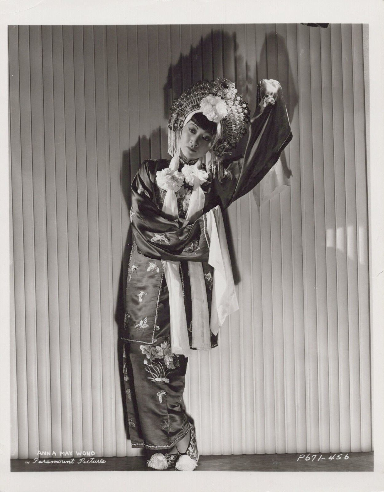 HOLLYWOOD BEAUTY ANNA MAY WONG STYLISH POSE STUNNING PORTRAIT 1950s Photo C47