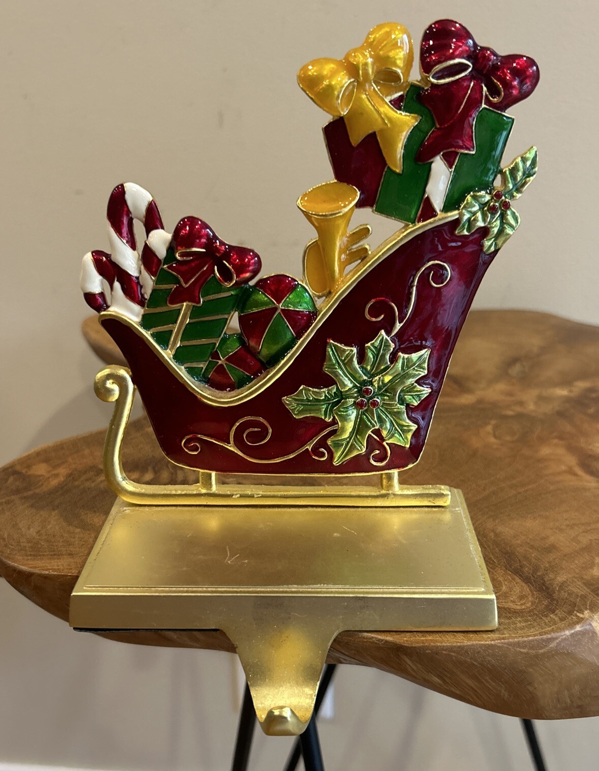VTG Stocking Holder Gold Metal Sleigh Full Of Gifts Poinsettia Gorgeous🎄🛷 VTG Stocking Holder Gold Metal Sleigh Full Of Gifts Poinsettia Gorgeous🎄🛷