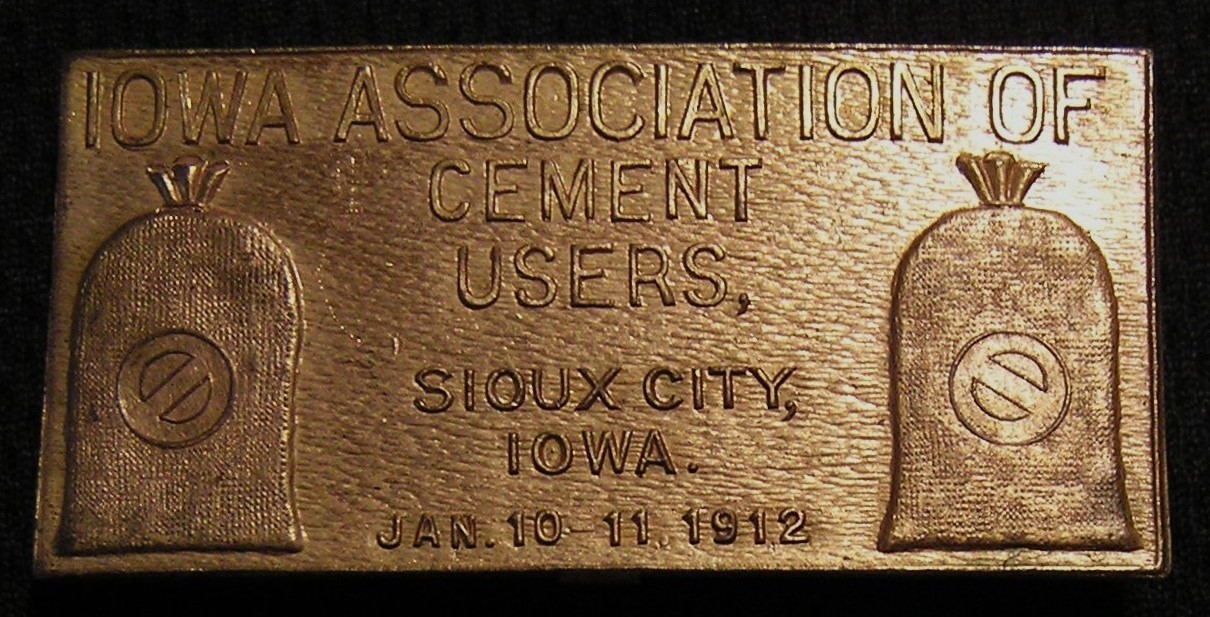 1912 IOWA ASSOCIATION OF CEMENT USERS CONVENTION MEDAL BADGE PIN - SIOUX CITY IA