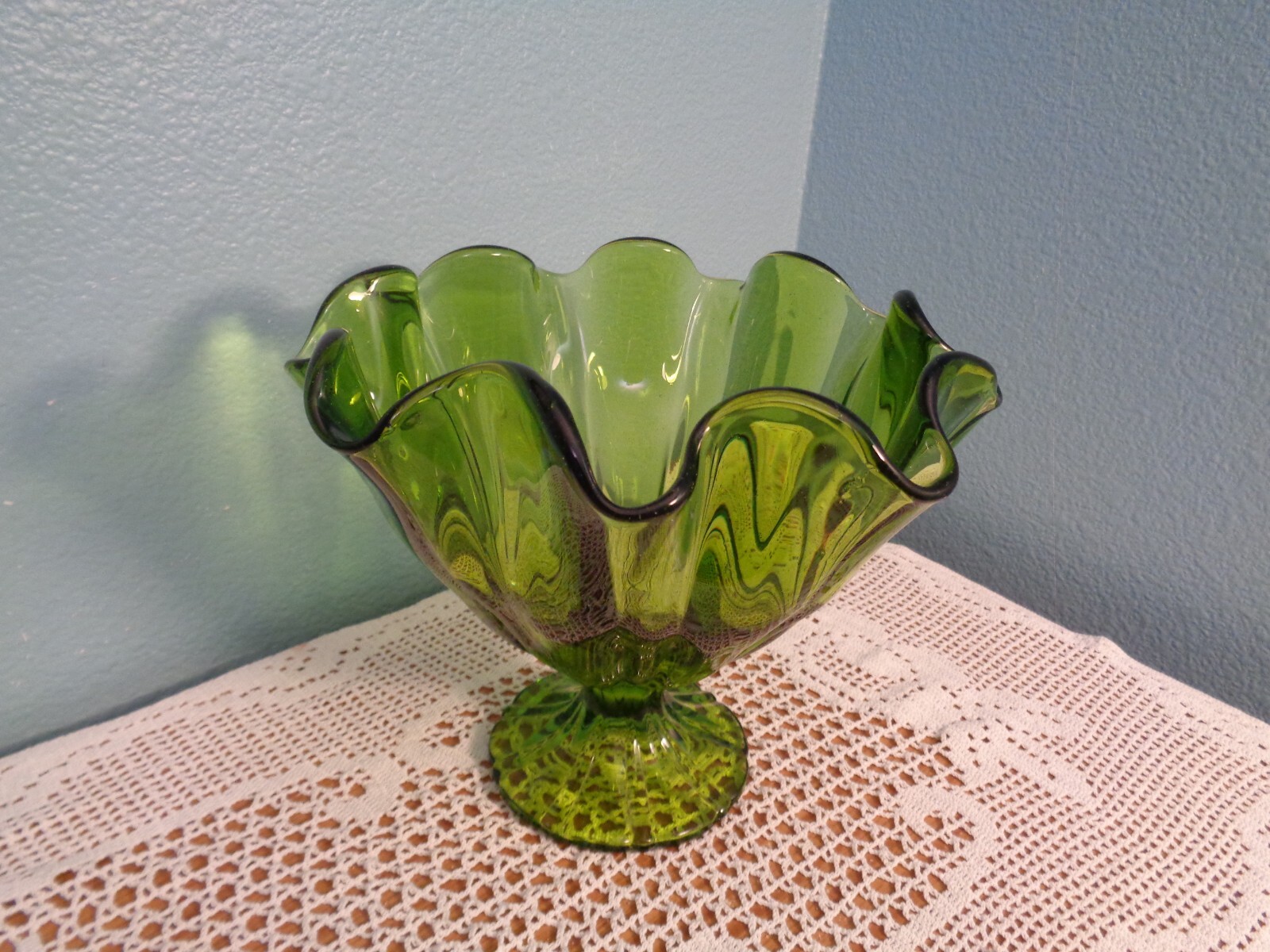 MCM L.E SMITH GREEN ART GLASS RUFFLED PEDESTAL BOWL 9 PEDALS EXCELLENT