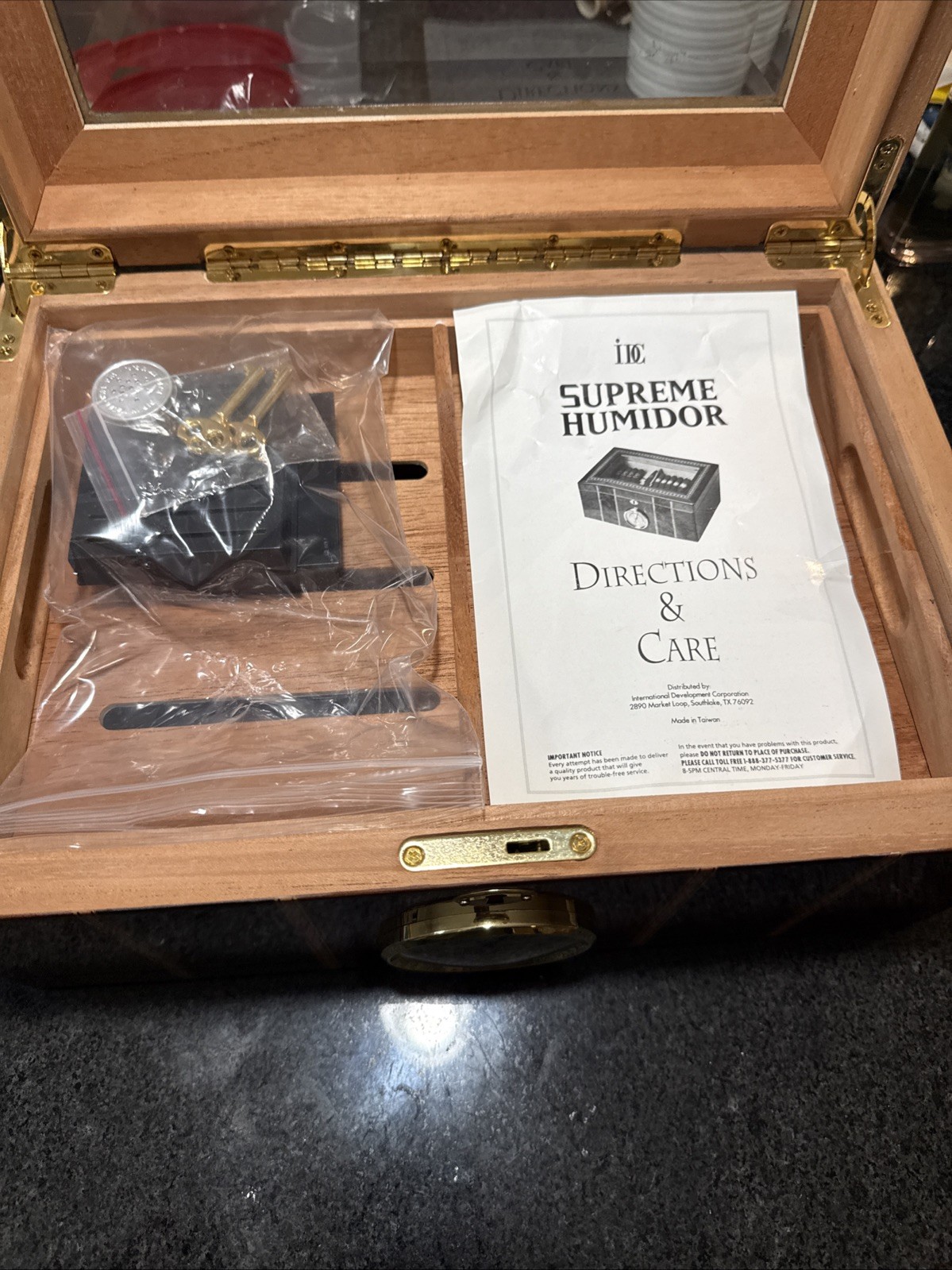 SUPREME Burl Wood Humidor inlay Glass Brass Accents Lock Wood Lined Hygrometer