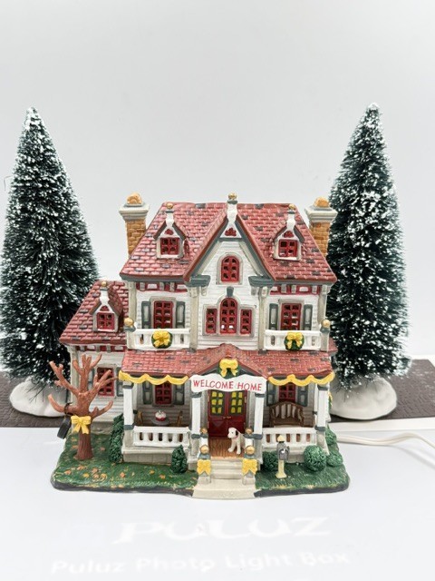 Lemax Christmas village Welcome Home 55236 Lighted house 2005 Retired