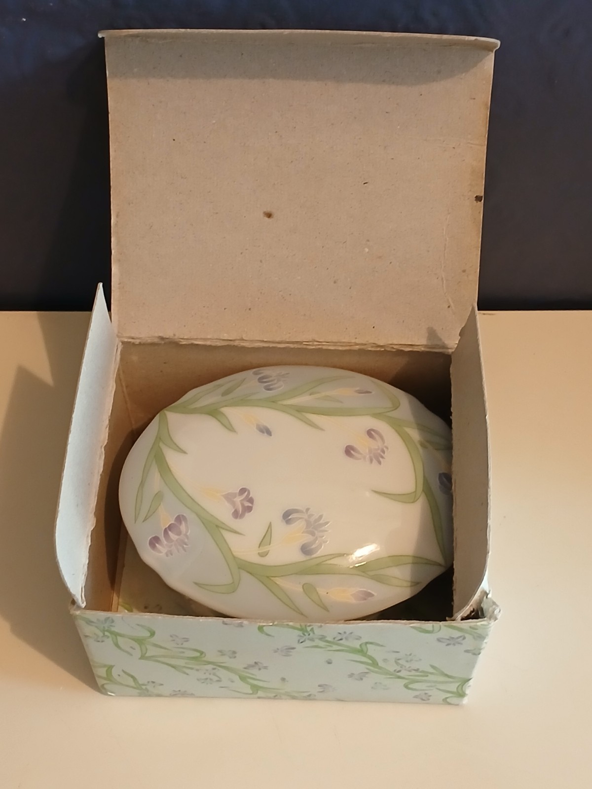 VINTAGE 70s JAPANESE SPRINGTIME PORCELAIN OVAL AQUATIC FLORAL TRINKET BOX NIB VINTAGE 70s JAPANESE SPRINGTIME PORCELAIN OVAL AQUATIC FLORAL TRINKET BOX NIB