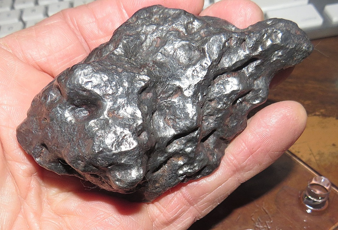480 gm . CAMPO DEL CIELO METEORITE 1.06+ LBS  AAA GDE STAND ARGENTINA