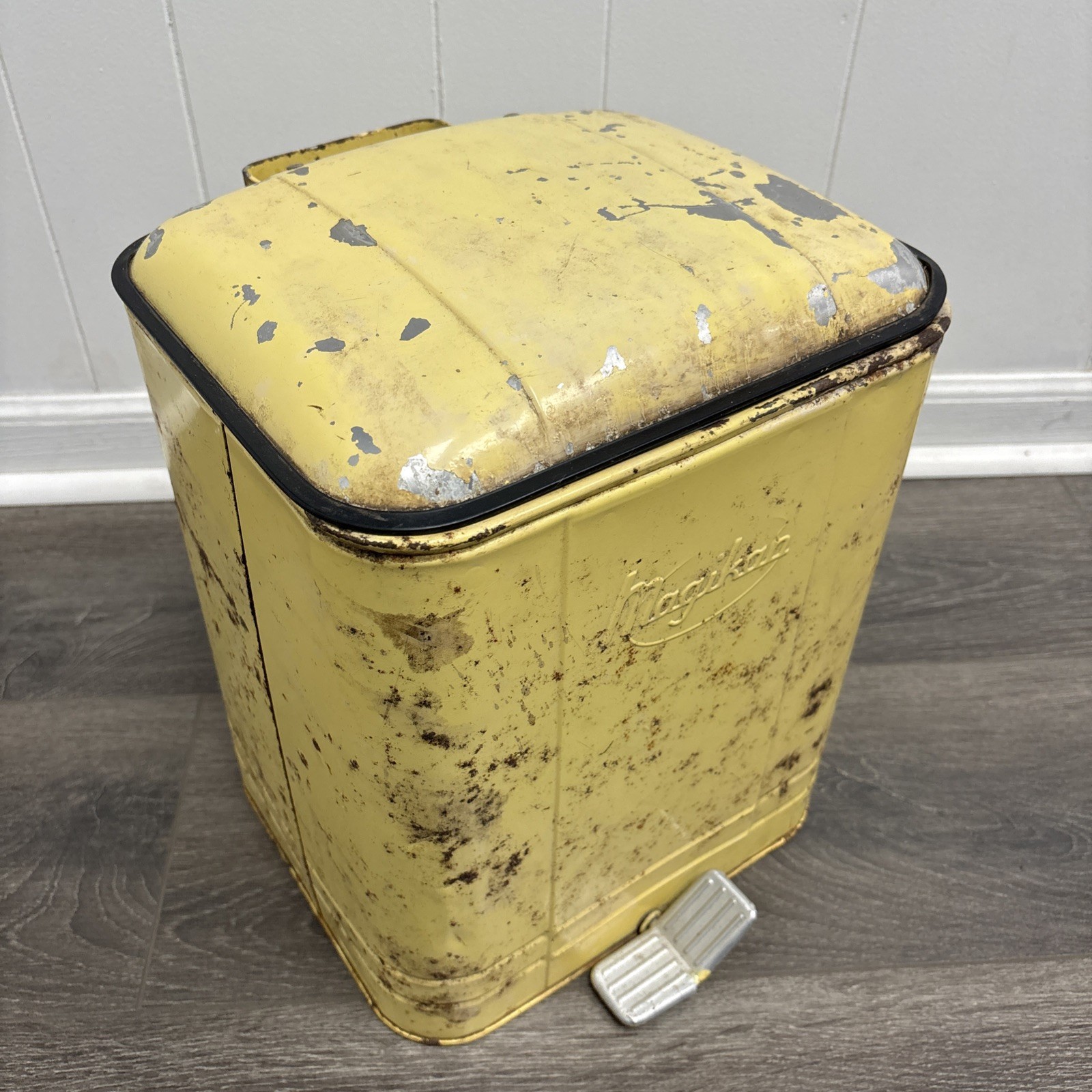 Vintage Yellow Magikan Trash Can Aluminum Atomic Era Retro MCM Foot Pedal Vintage Yellow Magikan Trash Can Aluminum Atomic Era Retro MCM Foot Pedal