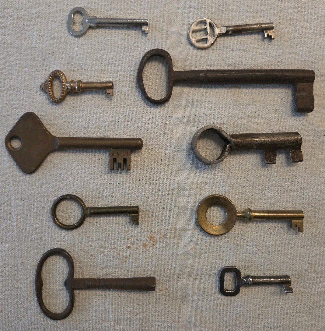 10 Antique Vintage Keys Lot Skeleton Warded Brass Iron Door Cabinet Clock 2611