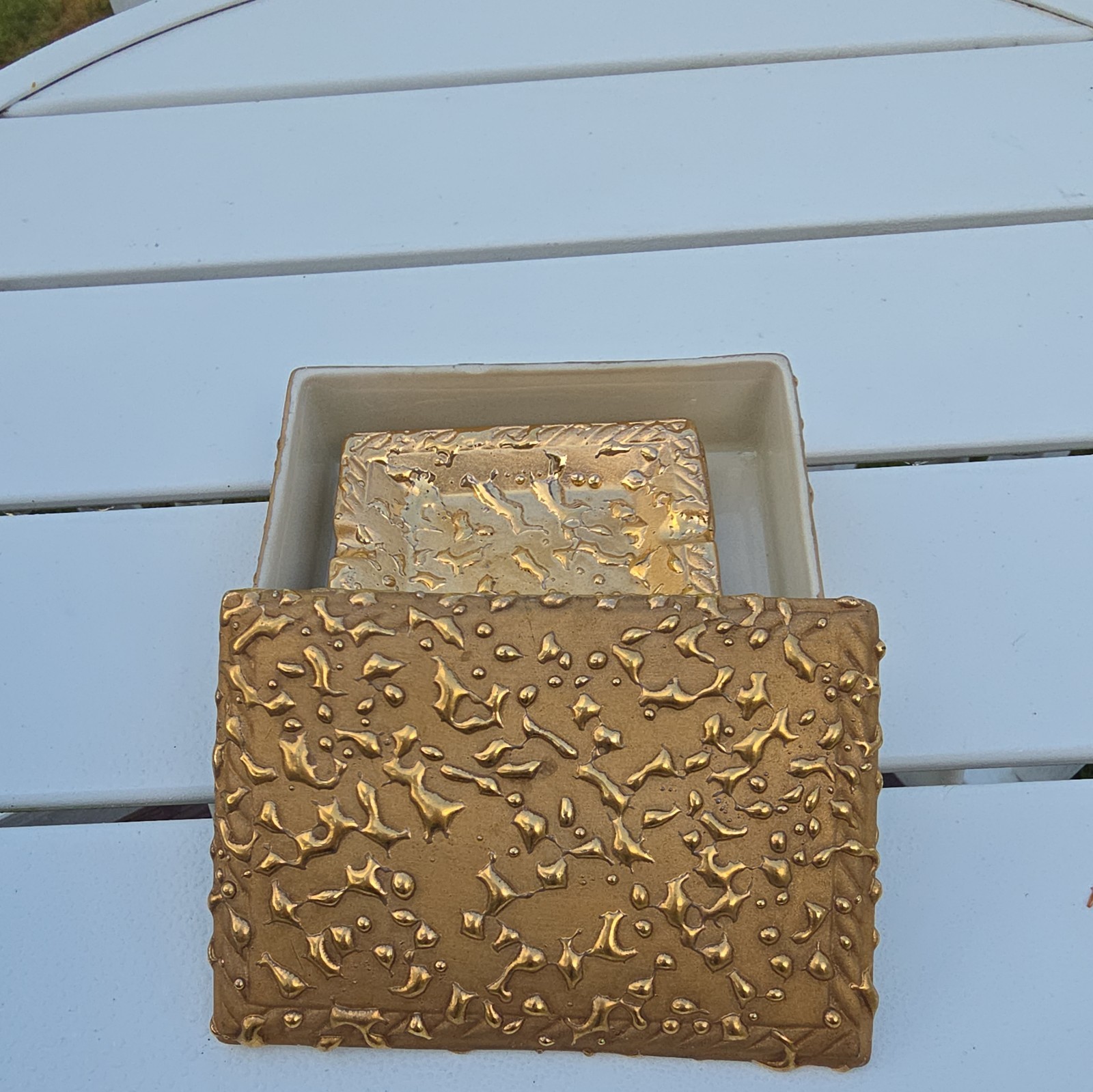MCM Weeping Gold Pottery 22K Trinket Box with Lid, has 2 Ash Trays for any use MCM Weeping Gold Pottery 22K Trinket Box with Lid, has 2 Ash Trays for any use