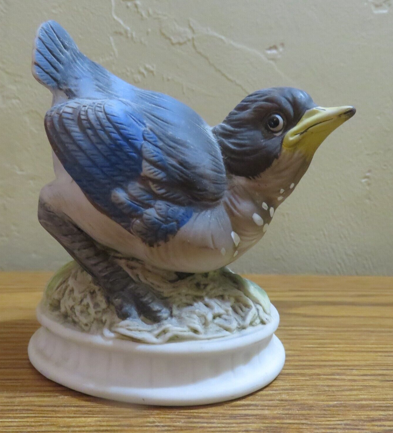 LEFTON SMALL BLUEBIRD FIGURINE RED LEFTONSTICKER 1982