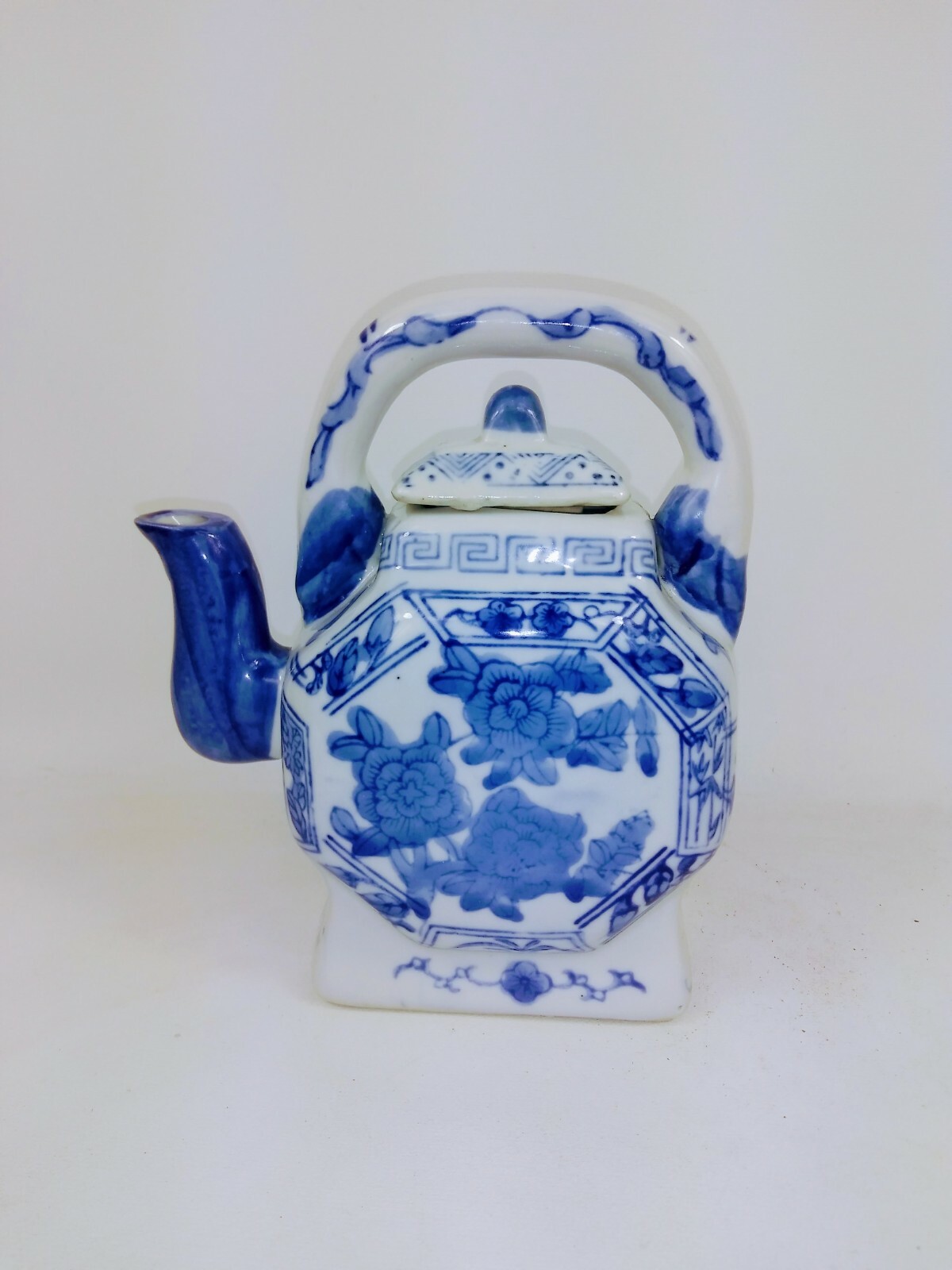 Vintage Oriental Porcelain Teapot Blue White Floral Octagonal 6\