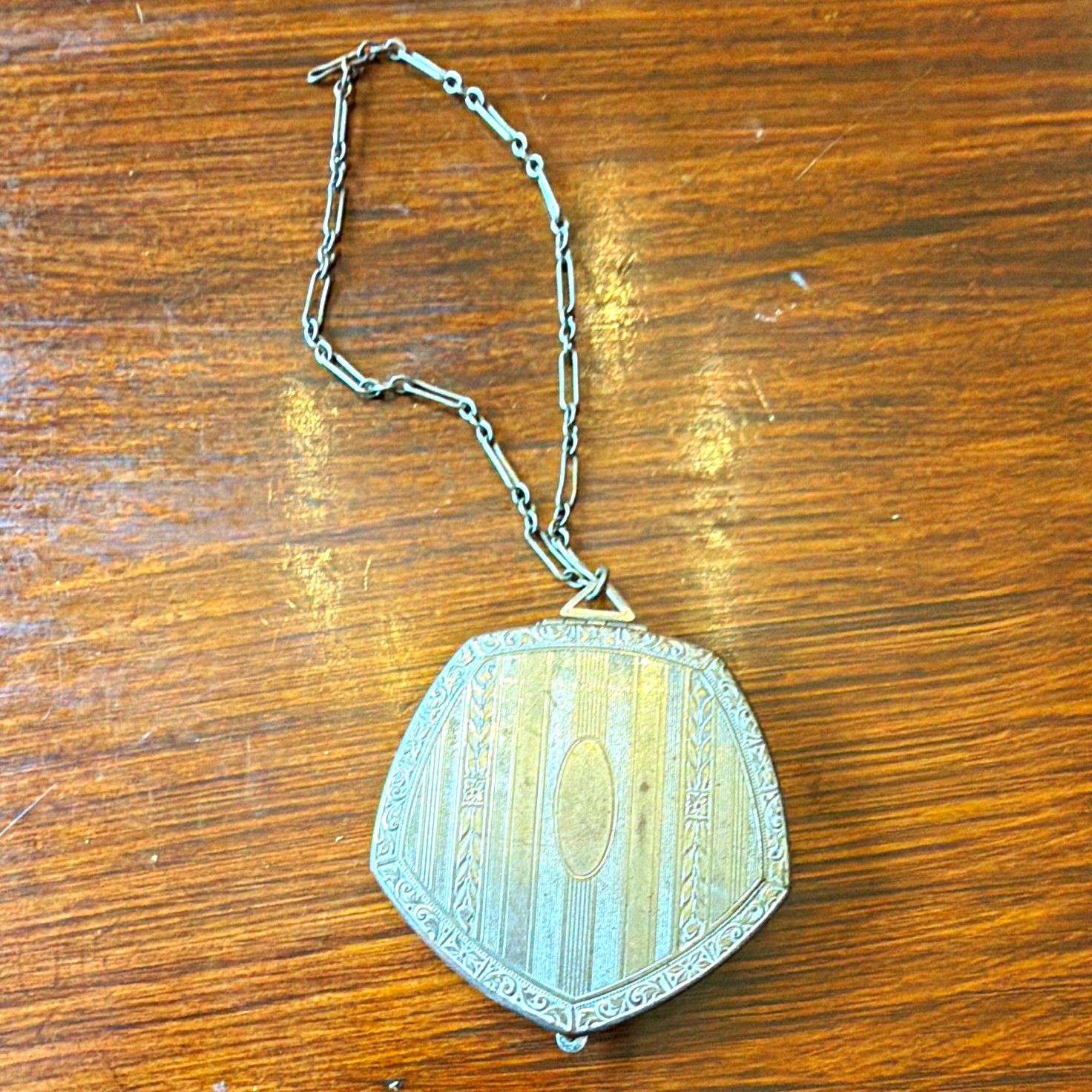 Vintage Silver Tone Octagon Metal Powder Compact Case with Chain Vintage Silver Tone Octagon Metal Powder Compact Case with Chain