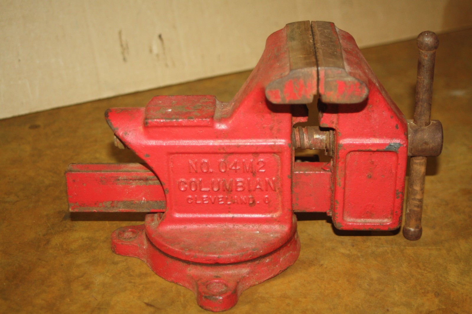 Vintage Columbian 04M2 Bench Vise 4