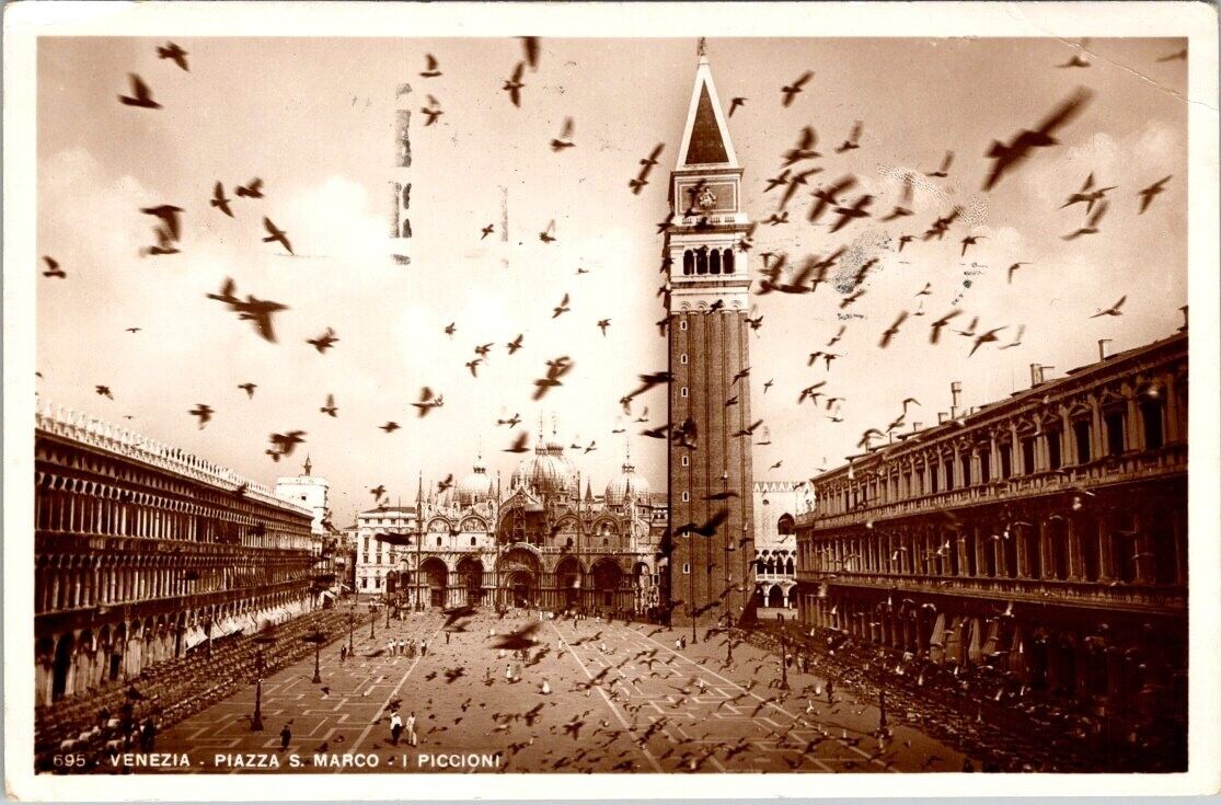 Vintage Real photo Postcard - VENEZIA PIAZZA SAN. MARCO PICCIONI