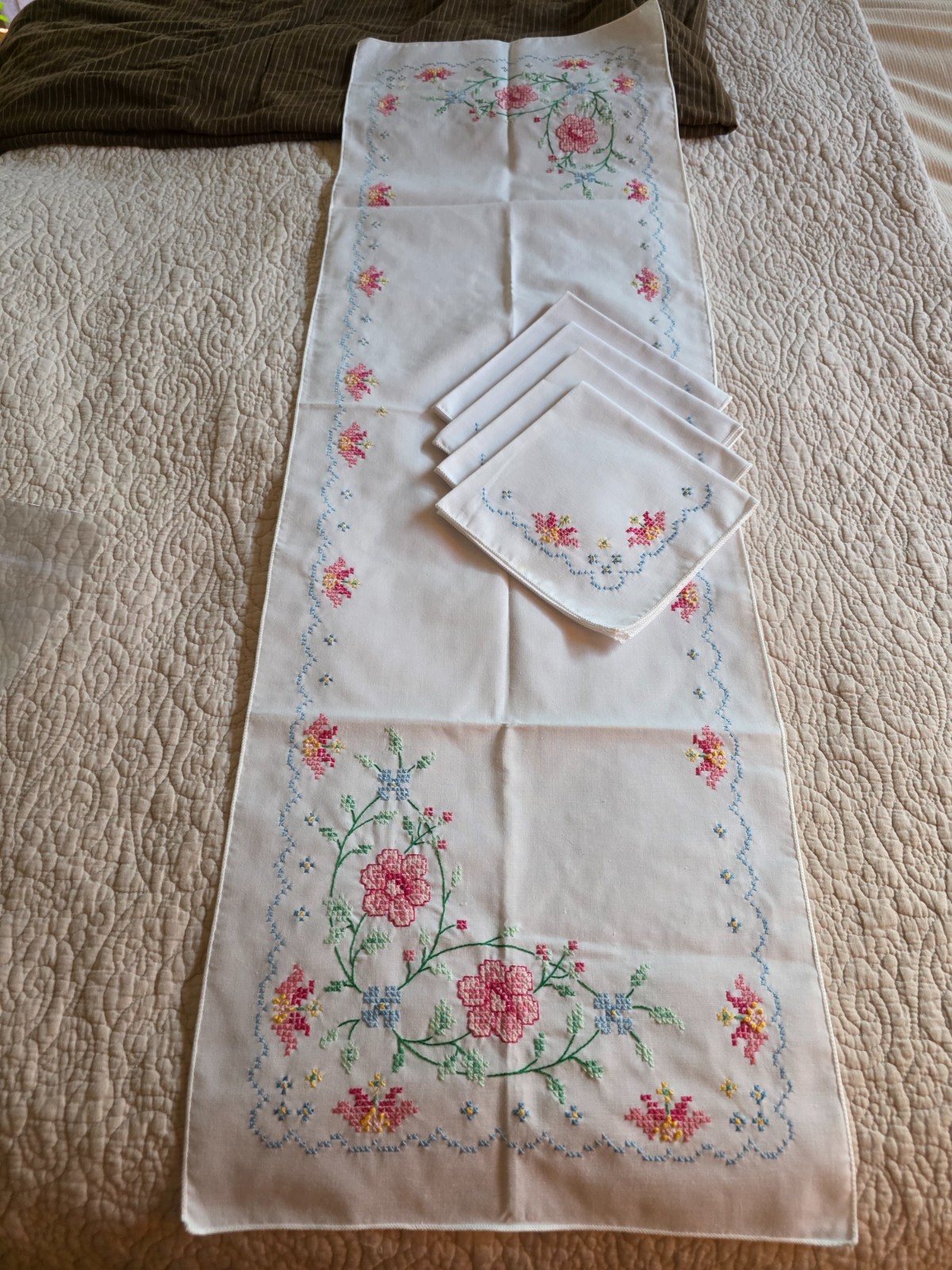 Vintage Hand Embroidered Table Runner 4 Matching Napkins Floral Grannycore Chic Vintage Hand Embroidered Table Runner 4 Matching Napkins Floral Grannycore Chic