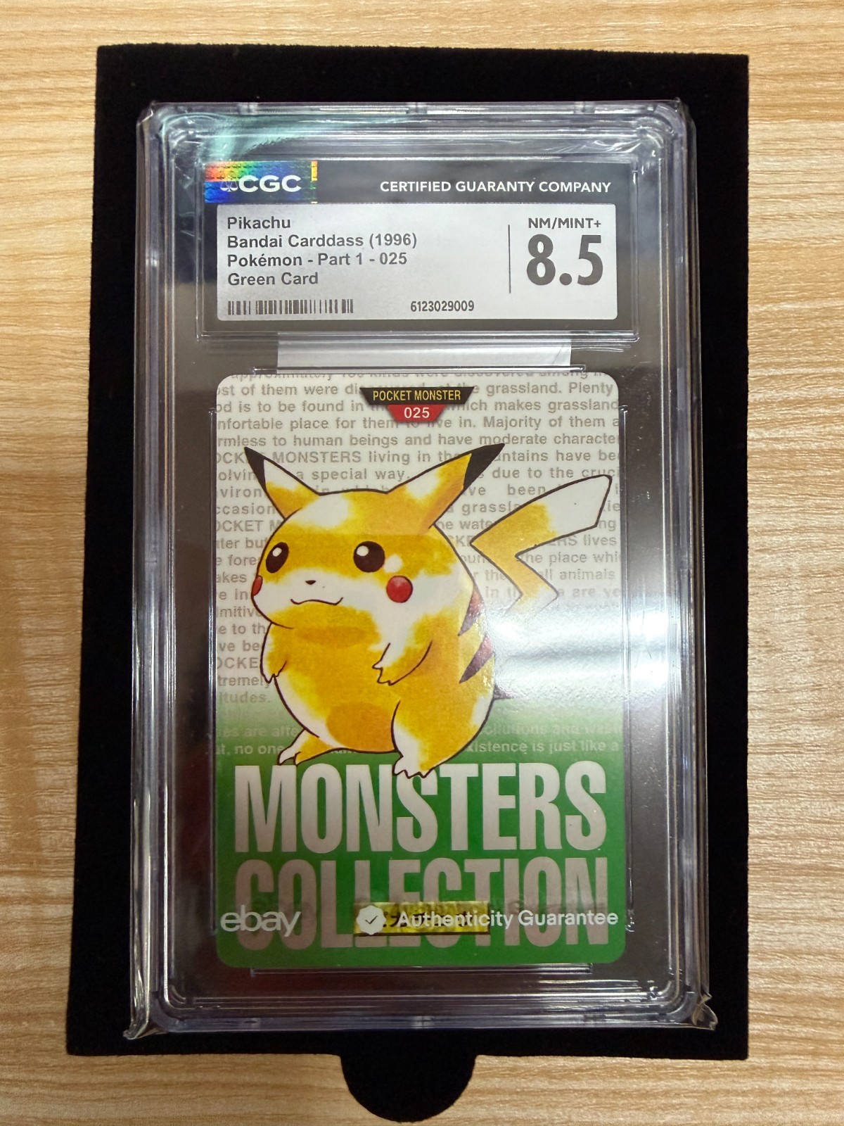 1996 BANDAI CARDDASS POKEMON GREEN CARD #025 PIKACHU CGC 8.5