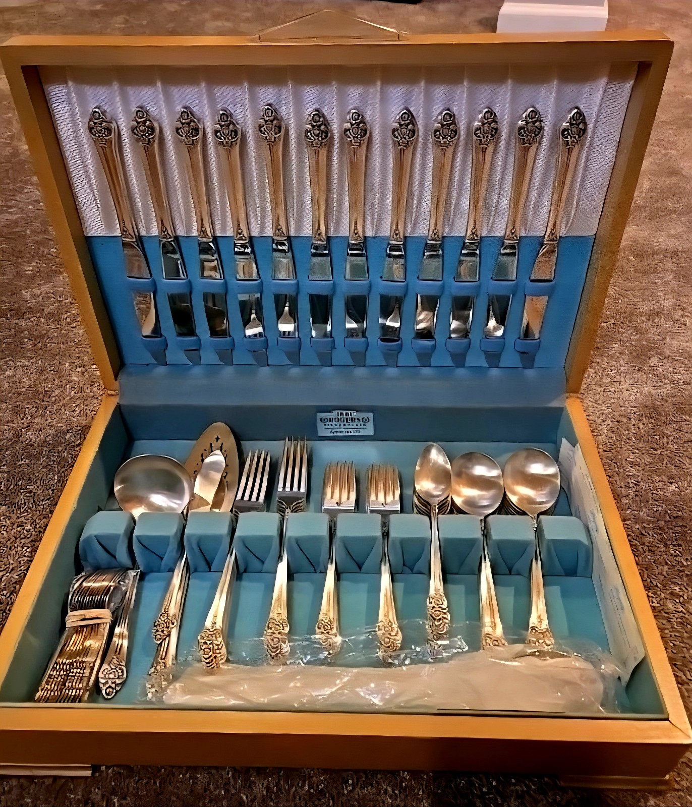 Rogers 1881 Oneida Plantation Service for 12 Silverplate Set Original Box MCM Rogers 1881 Oneida Plantation Service for 12 Silverplate Set Original Box MCM