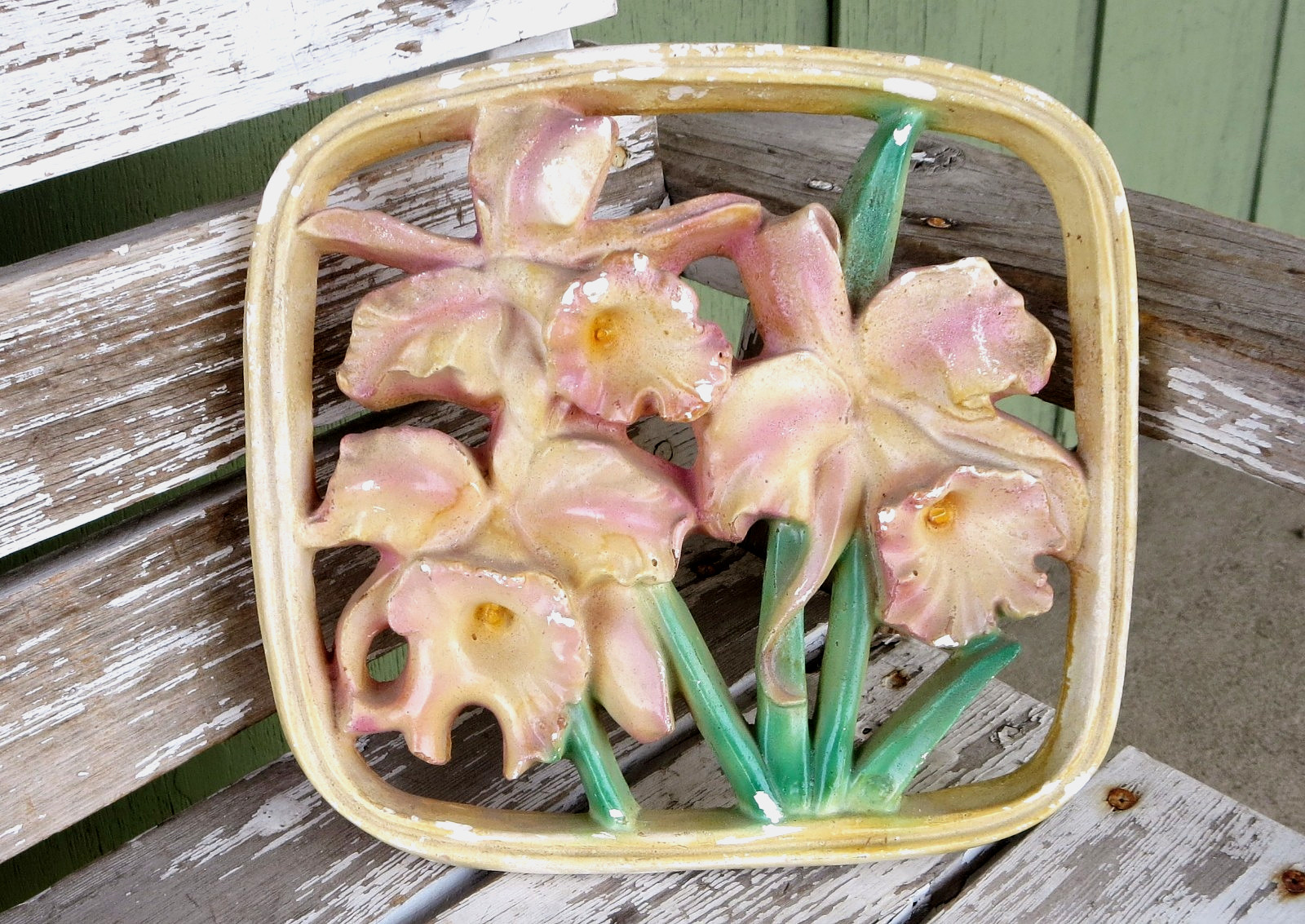 ANTIQUE Old VINTAGE DAFFODIL Flower CHALKWARE PLASTER PICTURE WALL PLAQUE