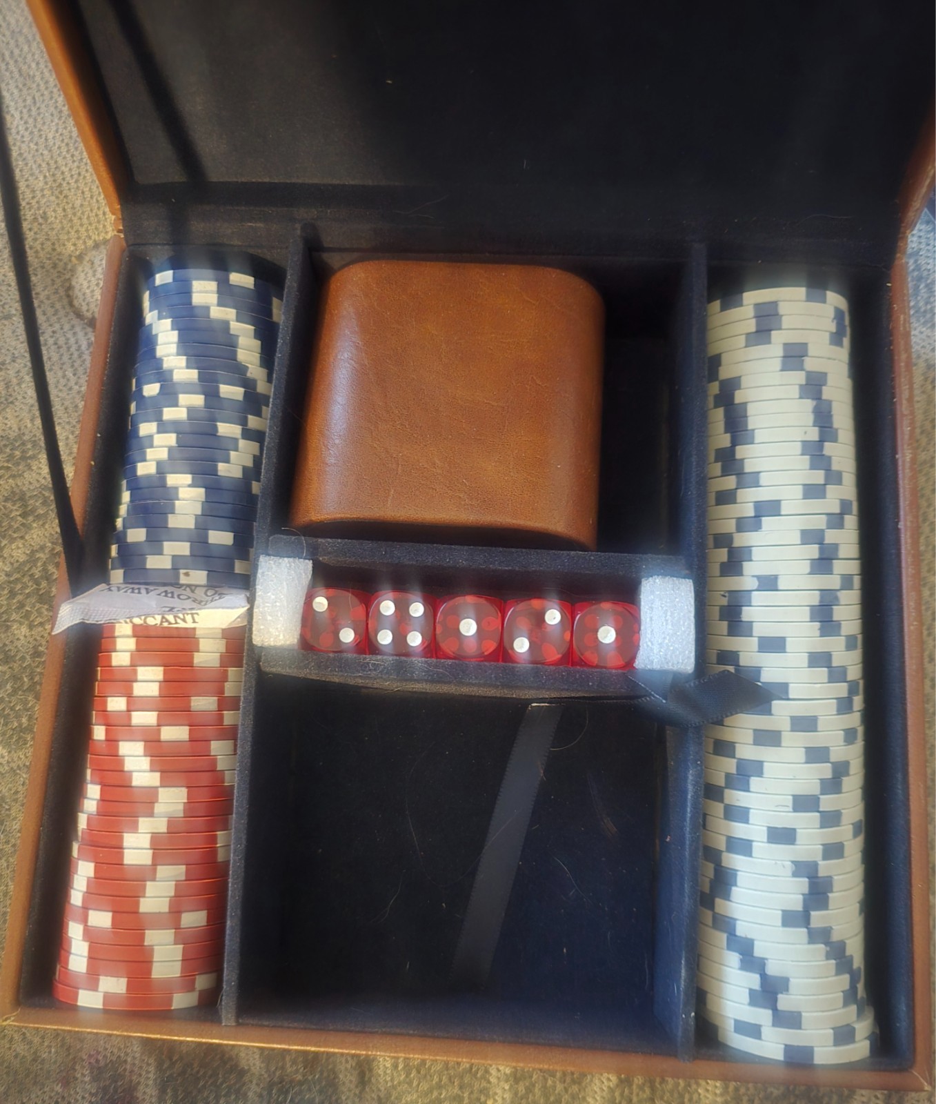 Poker seat with nice leather box and strong magnetic clasp