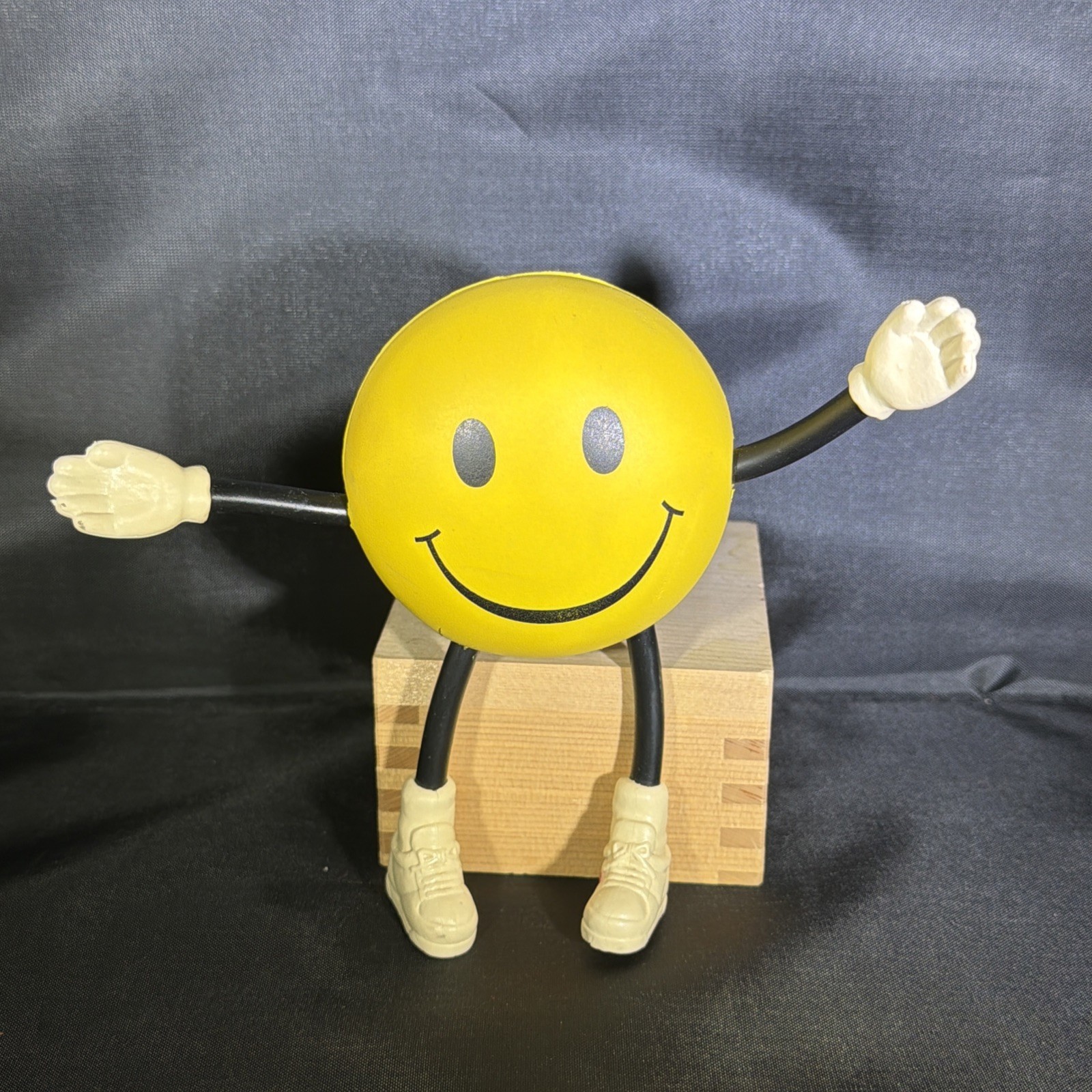 Vintage Yellow Walking Smiley Face Toy 5\