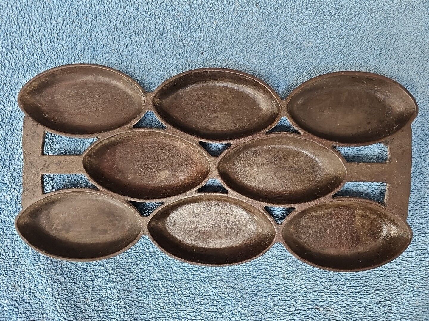 Antique Cast Iron No. 4  GEM Pan Unmarked 8 Cup Bake Ware Muffin Ovals Heavy