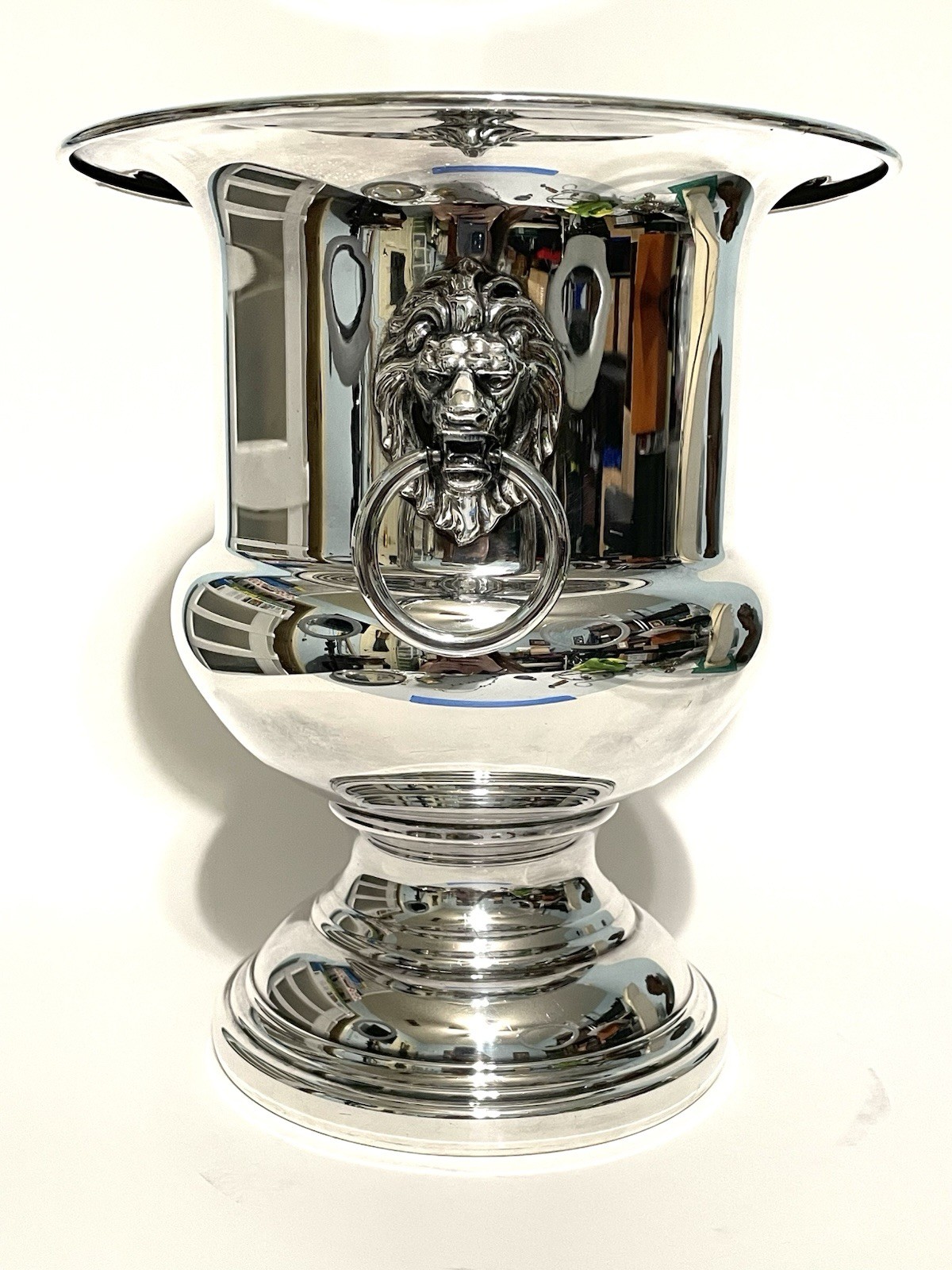 Wallace Silver-plated Champagne ice bucket with lion's head handles Wallace Silver-plated Champagne ice bucket with lion's head handles
