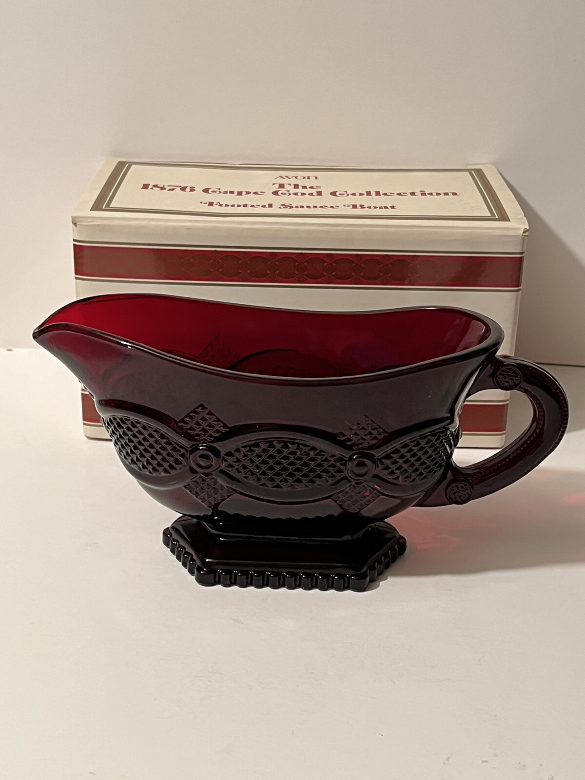 AVON CAPE COD FOOTED SAUCE BOAT GRAVY RUBY RED GLASS W/BOX 1988 NEW AVON CAPE COD FOOTED SAUCE BOAT GRAVY RUBY RED GLASS W/BOX 1988 NEW