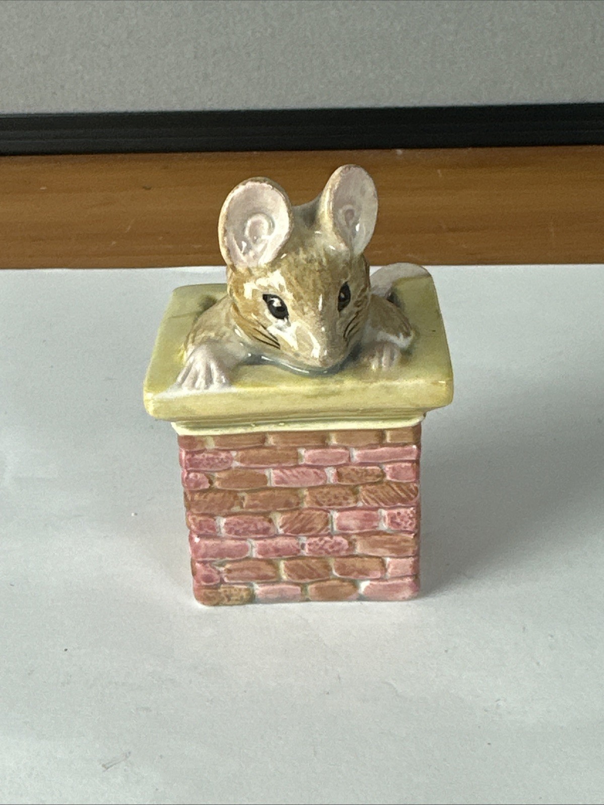 VINTAGE 1989 BEATRIX POTTER TOM THUMB ROYAL ALBERT FIGURINE IN CHIMNEY