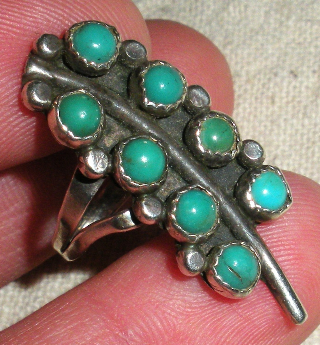 VINTAGE ZUNI FEATHER DESIGN TURQUOISE STERLING SILVER RING SIZE 7 3/4 vafo