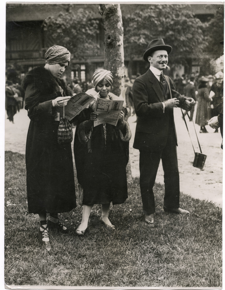 c.1920\'s PRESS PHOTO - FASHIONS AT PARIS RACE MEETING