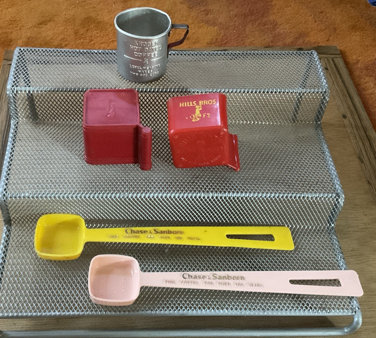 Vtg Coffee Scoop Lot - Hills Bros, Kroger Tin, Pink Chase & Sanborn Advertising