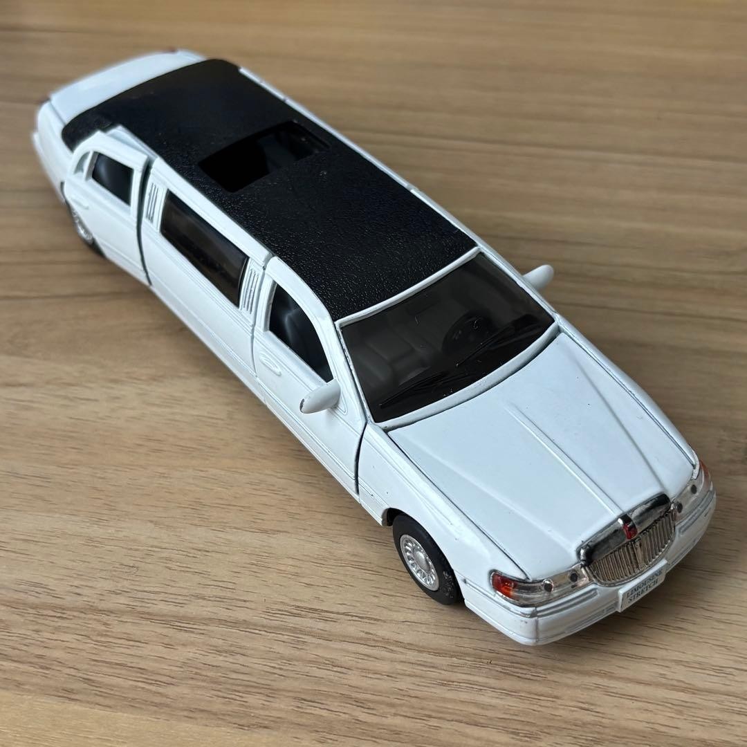 KinSMART Lincoln Town Car Stretch Limousine