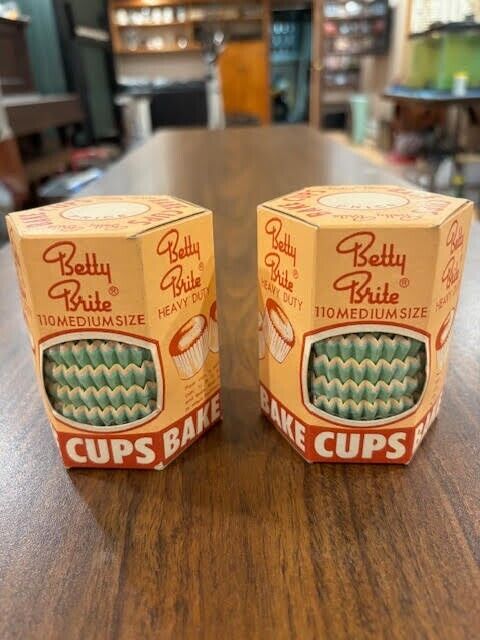 Vintage Betty Brite  Muffin Liners Bake Cups  (110 Medium Size) (Qty 2) Unopened