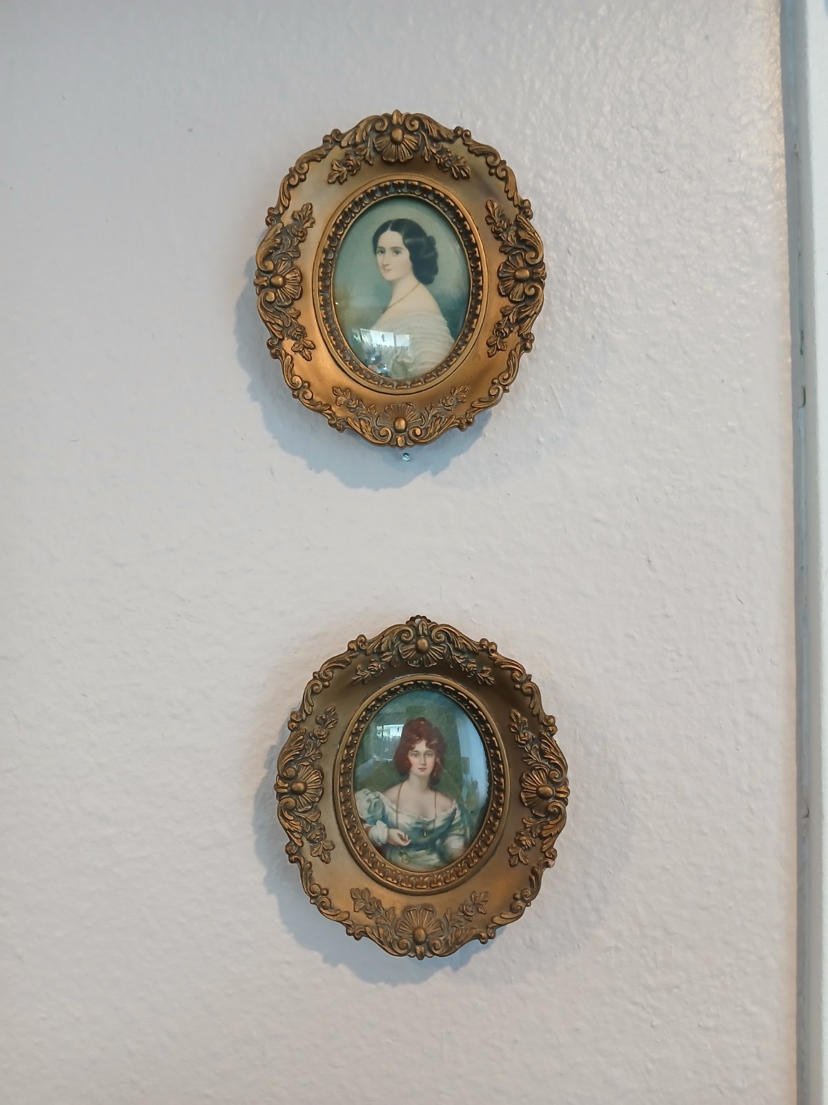 VINTAGE A CAMEO CREATION ORNATE CONVEX OVAL GOLD FRAMES SET OF 2