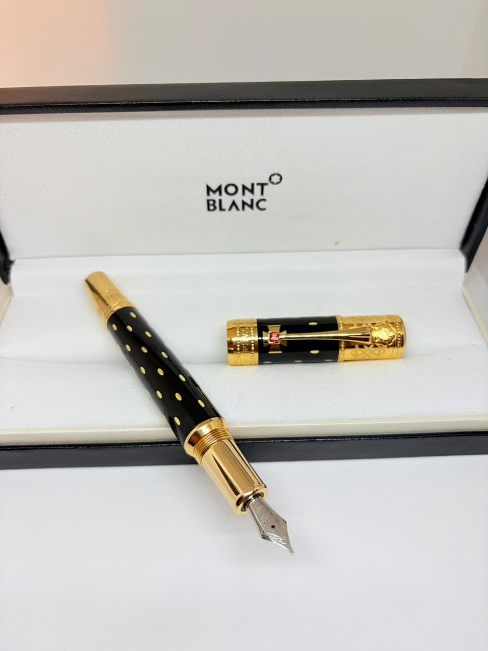Vintage Montblanc Queen Elizabeth Edition Jumbo Fountain Pen – Black & Gold