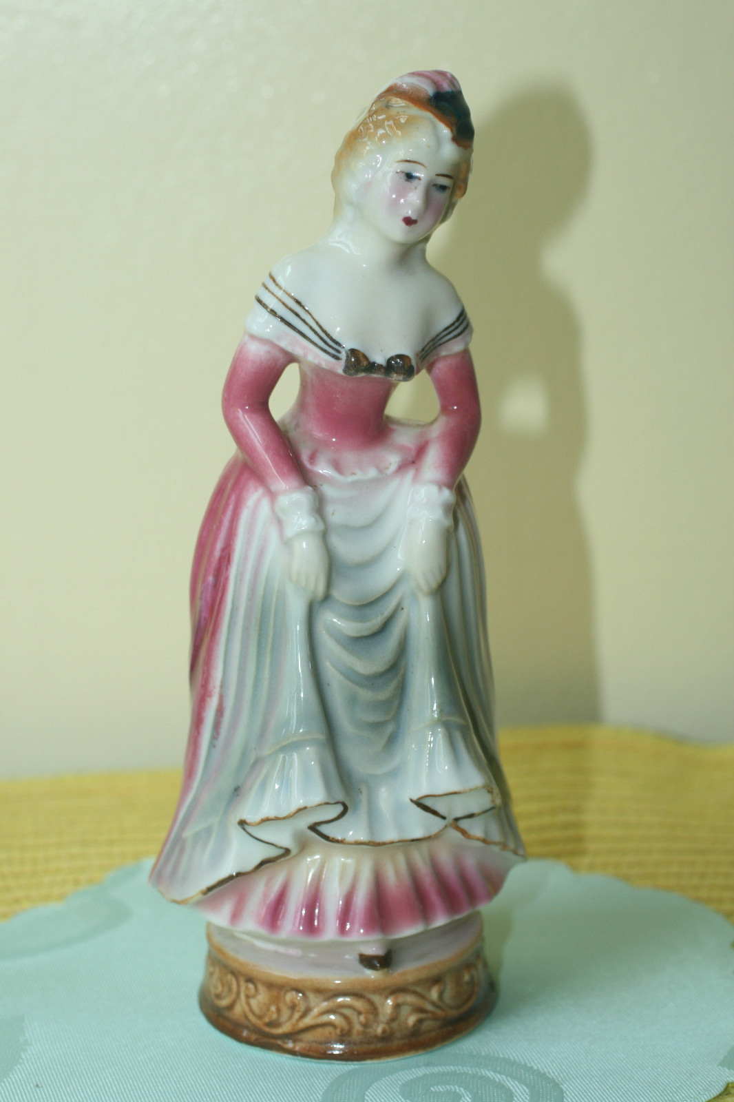 VINTAGE PORCELAIN COLONIAL LADY FIGURINE 7.5 VINTAGE PORCELAIN COLONIAL LADY FIGURINE 7.5