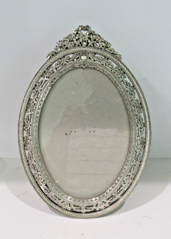 VTG. 1928 Jewelry Company Silver Plate Oval Ornate Frame