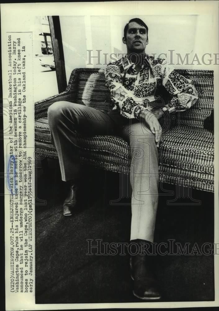 1969 Press Photo Washington - Rick Barry Talks to Newsmen About His Injured Knee