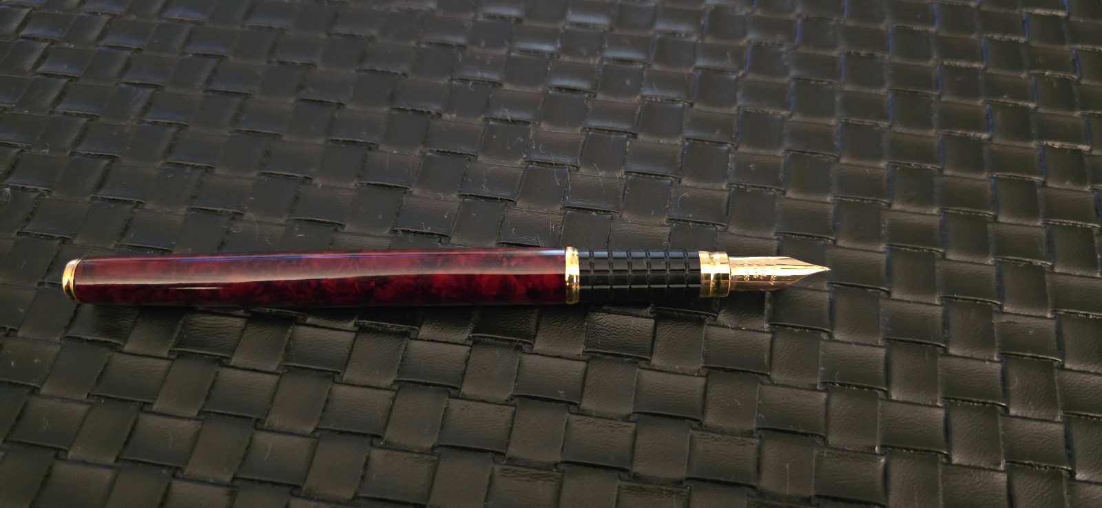 Waterman Exclusive Fountain Pen Red/burgundy marble 18K Gold Nib France Waterman Exclusive Fountain Pen Red/burgundy marble 18K Gold Nib France