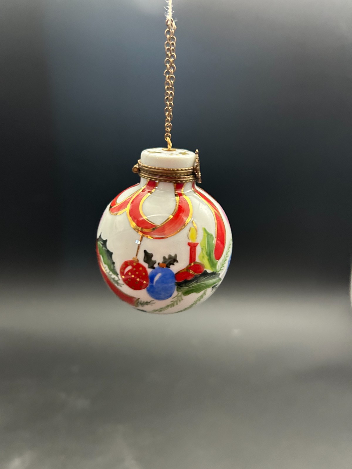 Authentic Limoges France Christmas Ball Ornament Box Peint Main Hinged Wreath Cl