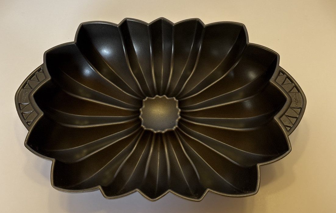 Wilton Chrysanthemum Cast Aluminum Bundt Pan Early 2000\'s Handles