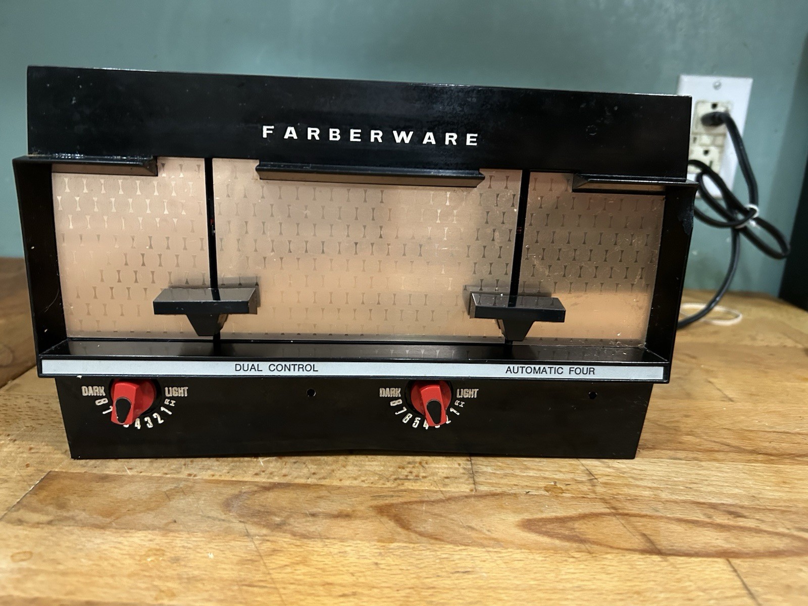 Vintage Farberware 4 Slice Toaster Model 264 Dual Control Automatic 4. WORKS