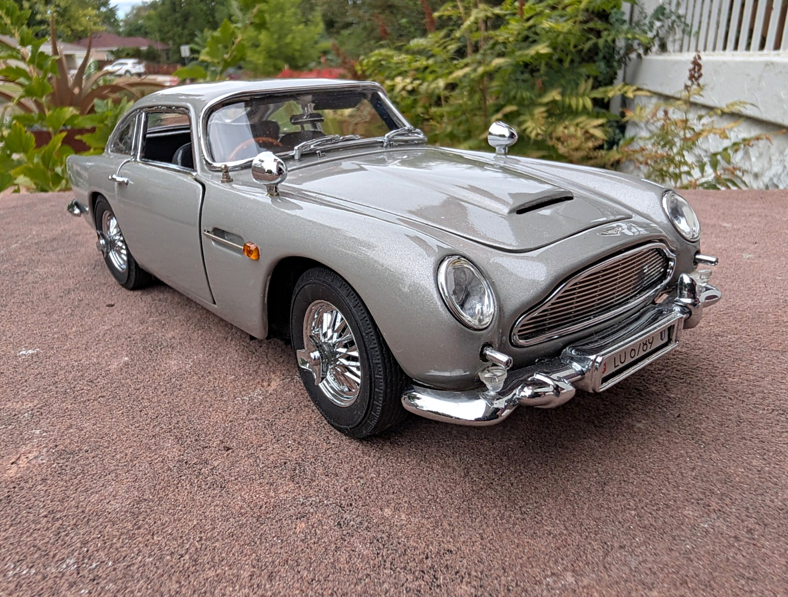 Danbury Mint 1:24 James Bond 007 Aston Martin DB5 Silver Diecast Model Car
