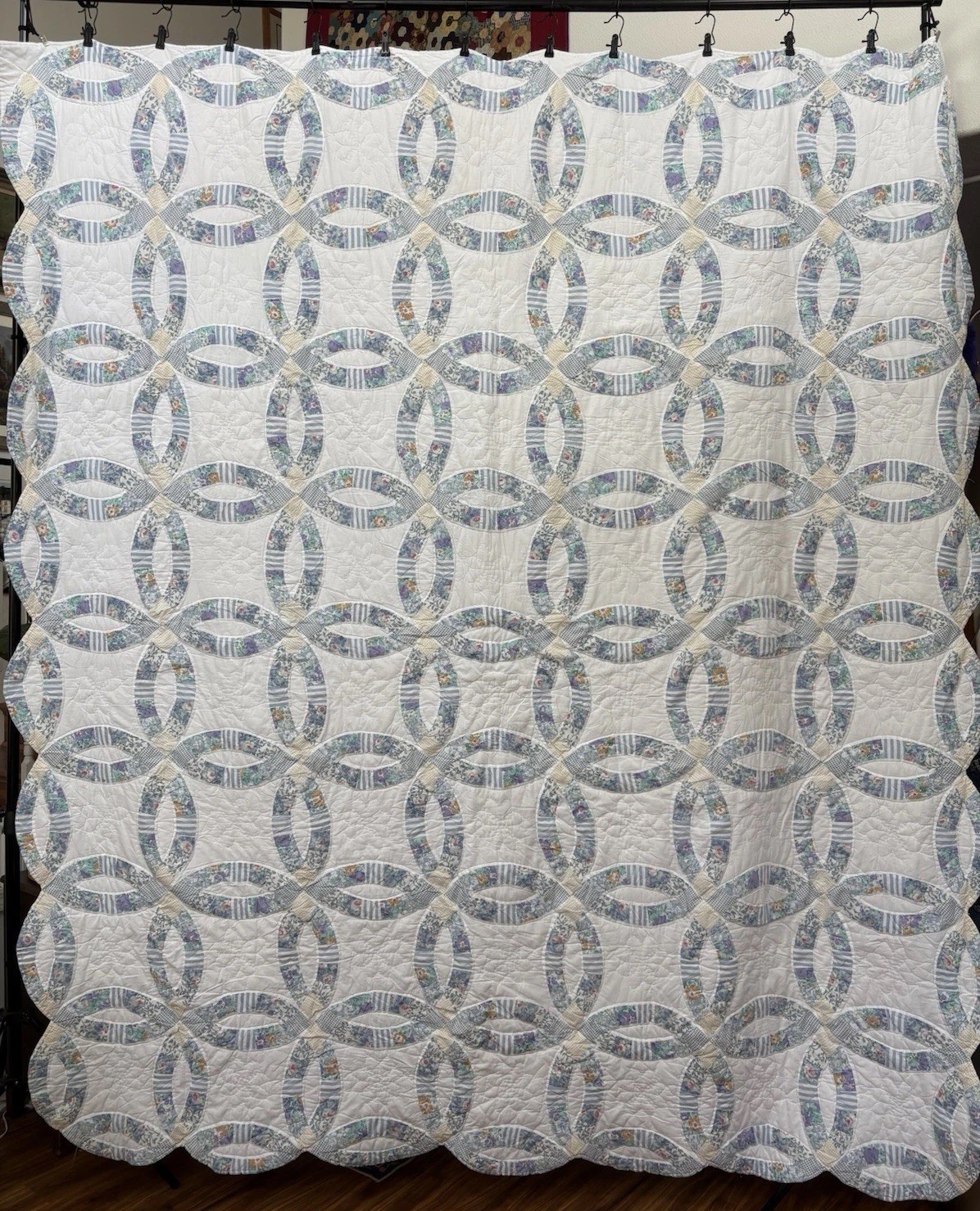 Vintage Unmarked 3 Edge Scalloped Double Wedding Ring Patchwork Quilt 108L x 98w