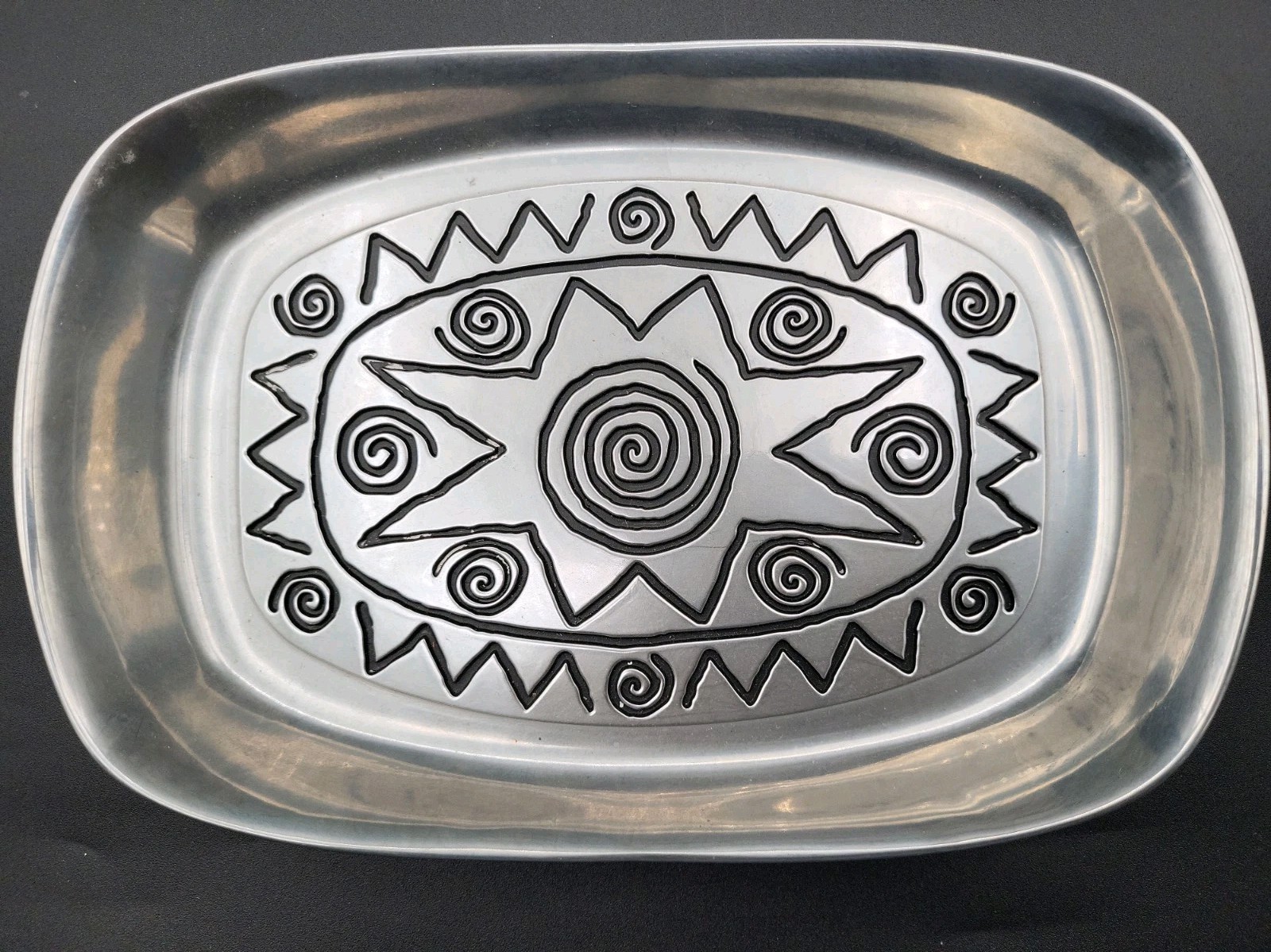 Wilton Armetale 820044 Reggae Pattern Bread Tray Heavy 9.5\