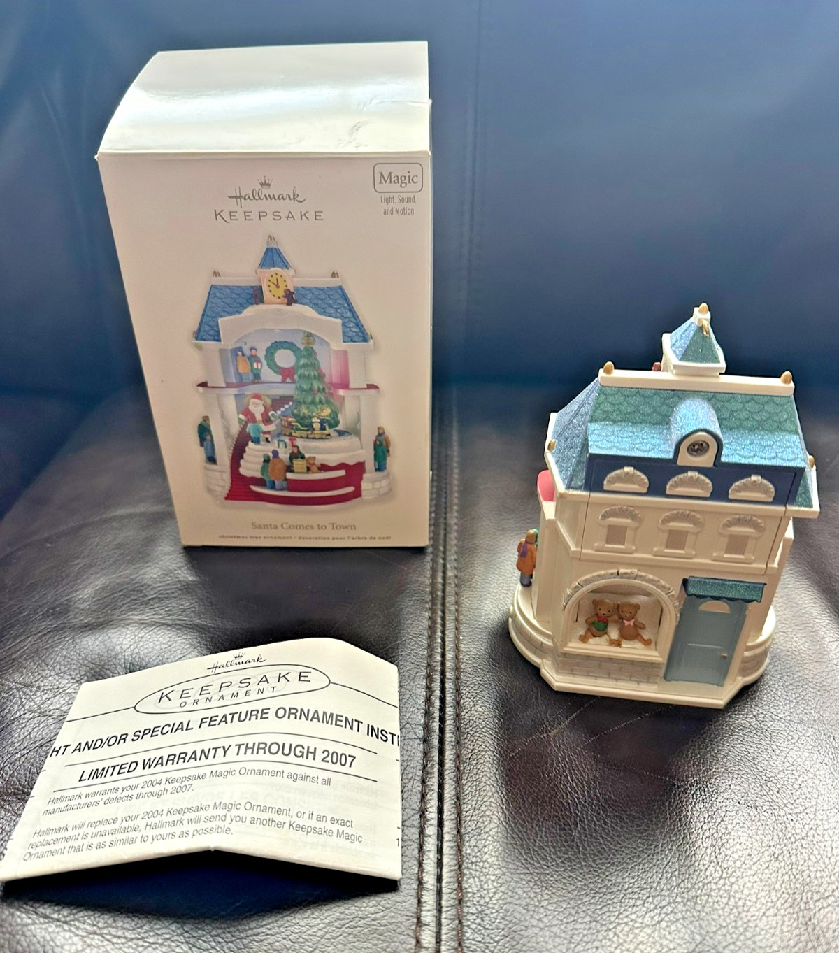 2011 Hallmark Keepsake Santa Comes to Town Magic Ornament Light Sound Motion