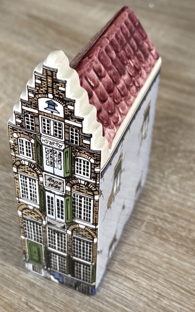 ceramic collectable Dutch canal house No.2 Delft hand painted in good condition ceramic collectable Dutch canal house No.2 Delft hand painted in good condition