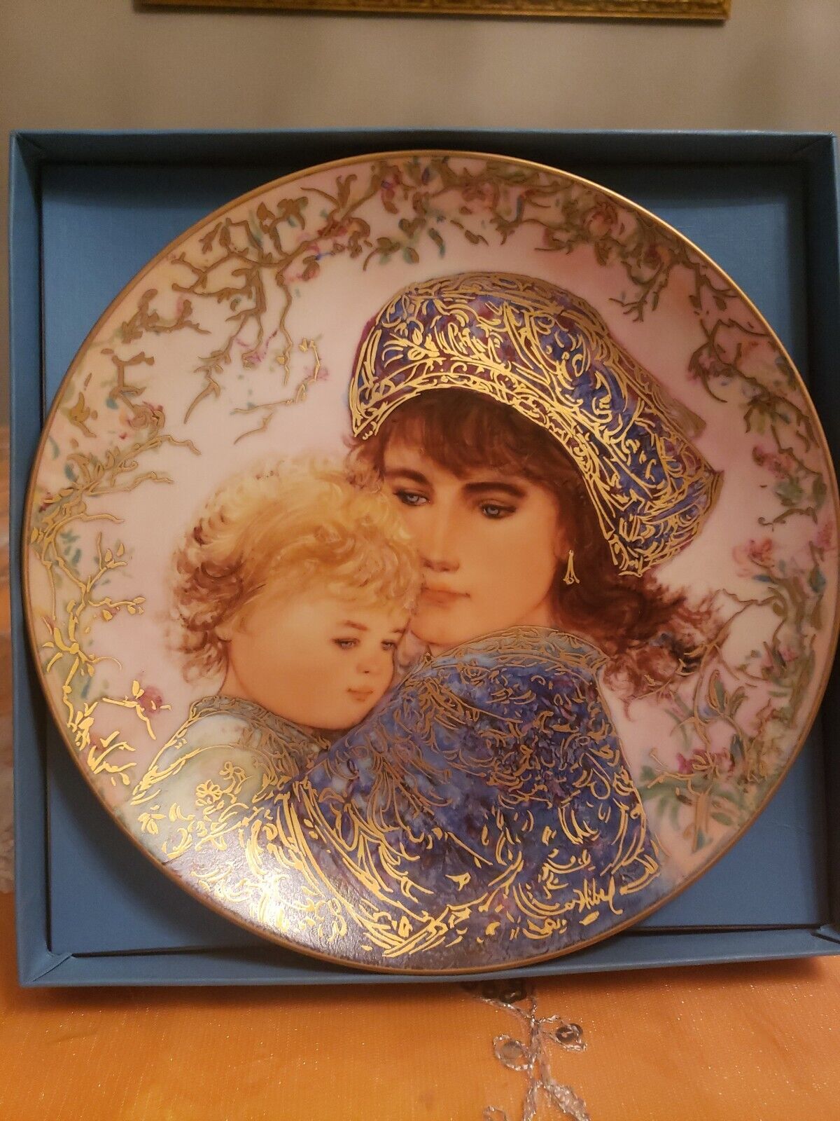 The Edna Hibel Mother's Day Plate 1987 Catherine and Heather with certificate