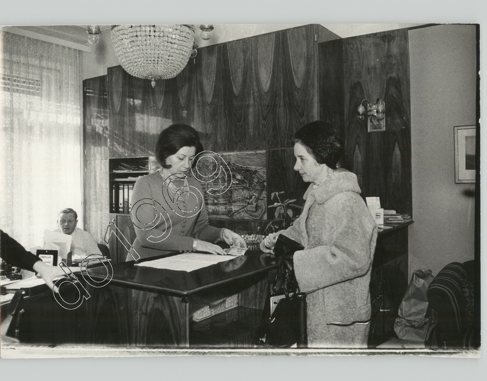 Front Desk Worker Checks Woman Into HOTEL. 1950s Press Photo PIX