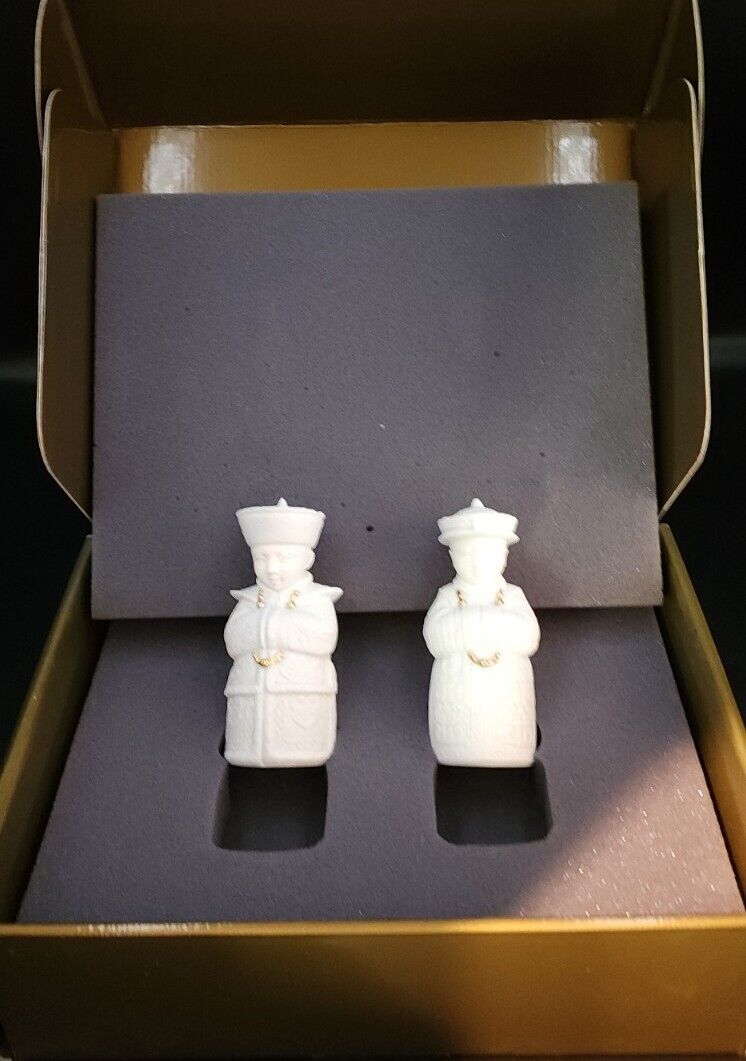 LLADRO PRIVILEGE GOLD WHITE ORIENTAL SALT & PEPPER SHAKERS - NOT SOLD TO PUBLIC