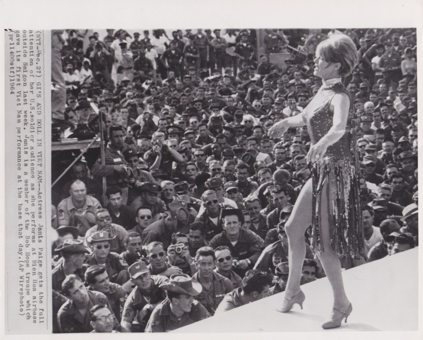 1964 Press Photo Leggy USO Actress Janis Paige Performs for US Troops in Vietnam