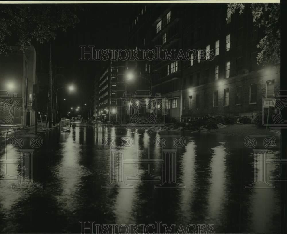1983 Press Photo Night view of flooded Magnolia Street in New Orleans
